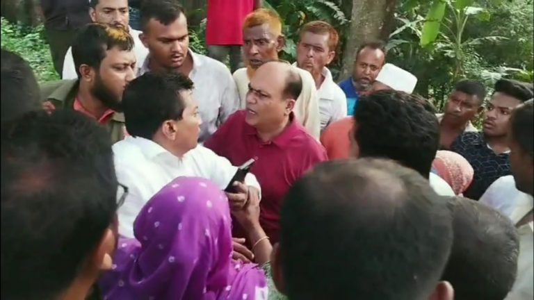 গ্রেফতারি পরোয়ানা ছাড়া আইনজীবী মিন্টুকে আটকের চেষ্টা: গ্রেফতার থেকে বাঁচালেন গ্রামবাসী 