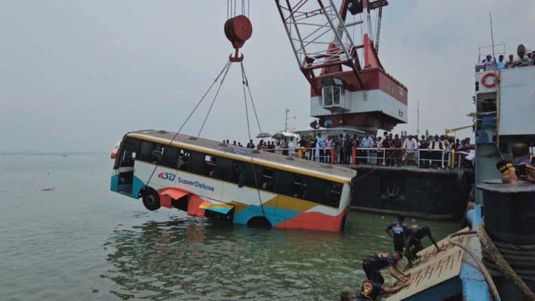নৌ পুলিশের তৎপরতায় দৌলতদিয়া ঘাটে নিশ্চিত মৃত্যুর হাত থেকে বাঁচলেন অর্ধশতাধিক যাত্রী