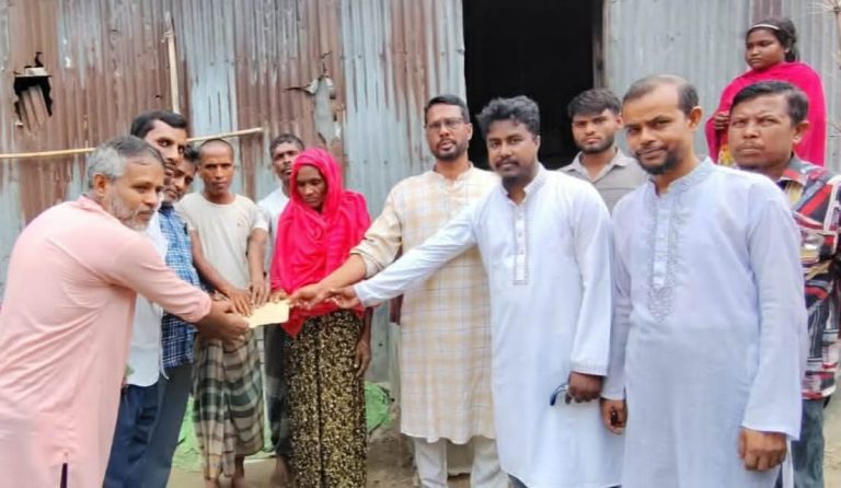 হিটস্ট্রোকে নিহতের পরিবারকে ‘হিউম্যান রাইটস ভয়েস’-এর আর্থিক সহায়তা