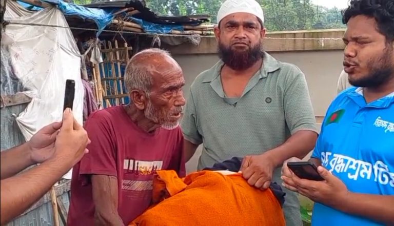 জেলা প্রশাসকের উদ্যোগে নিরাপদ আশ্রয়ে বৃদ্ধ লুৎফর