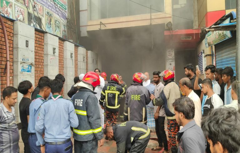 সোনারগাঁওয়ে আল মদিনা শপিংমলে আগুন, কর্তৃপক্ষের বিরুদ্ধে পরিকল্পিত অগ্নিসংযোগের অভিযোগ