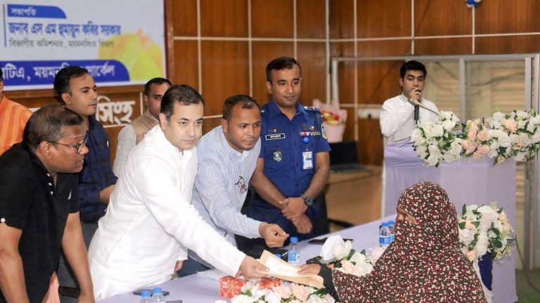সড়ক দুর্ঘটনায় ক্ষতিগ্রস্ত অসহায় পরিবারগুলোর পাশে সরকার: ময়মনসিংহে ৪৫ পরিবার পেল আর্থিক সহায়তা