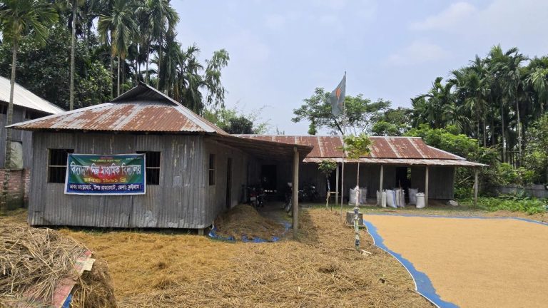কুড়িগ্রামের এক বিদ্যালয়ে চার শিক্ষার্থী, মাসে ব্যয় ৩ লাখ টাকা