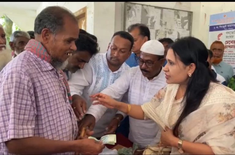 ঘিওরে প্রধানমন্ত্রীর ত্রাণ তহবিল থেকে নগদ অর্থ ও চাল বিতরণ