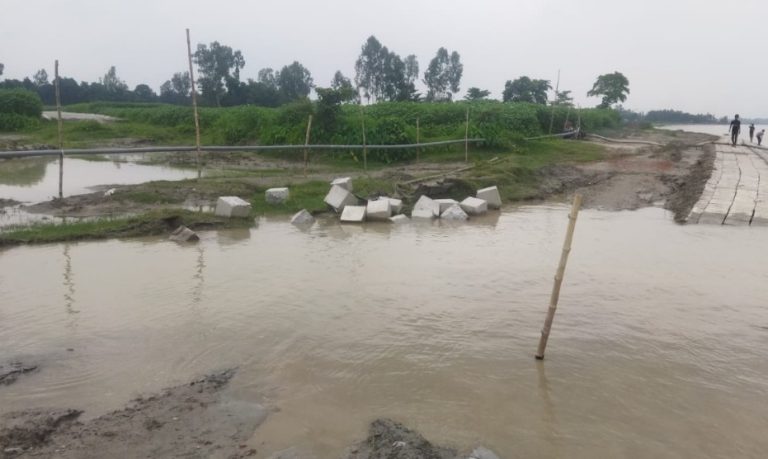 ভূরুঙ্গামারীতে দুধকুমার নদীর তীররক্ষা বাঁধ ডেবে যাওয়ায় আতঙ্কে স্থানীয়রা
