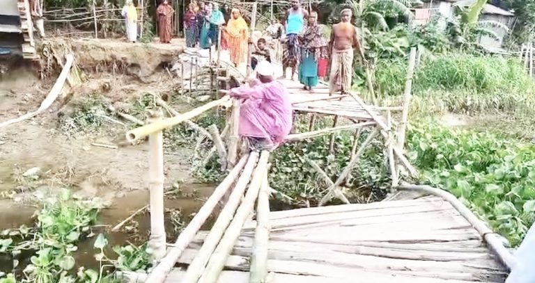 রাজারহাটে জরাজীর্ণ কাঠের সাঁকো ভেঙে দুর্ভোগ, স্থায়ী সেতুর দাবি এলাকাবাসীর