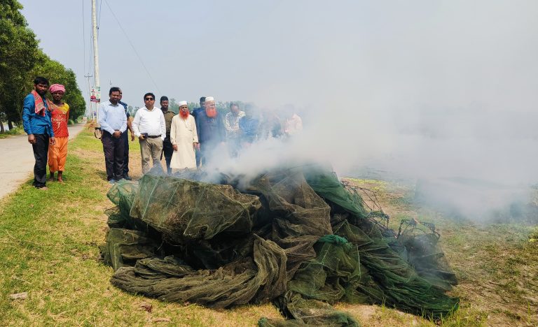 সিংড়ায় মাছ ও জীববৈচিত্র্য রক্ষায় প্রশাসনের অভিযান, ৭ লাখ টাকার নিষিদ্ধ চায়না দুয়ারি জাল ধ্বংস
