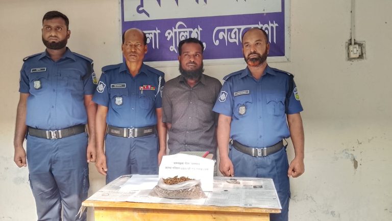 পূর্বধলায় গোপন অভিযানে ২৫ গ্রাম গাঁজাসহ দোকানদার গ্রেফতার, আদালতে প্রেরণ