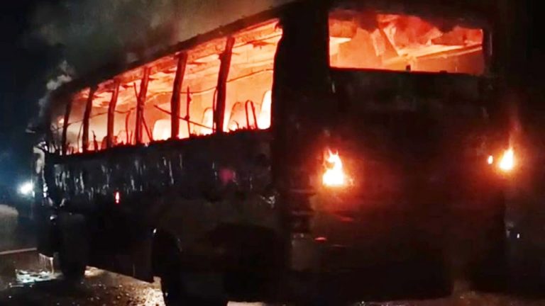 ভূরুঙ্গামারীতে বাস-মোটরসাইকেল সংঘর্ষে আহত ১, বিক্ষুব্ধ জনতার আগুনে পুড়ল বাস
