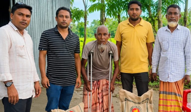 সংবাদ প্রকাশের পর শতবর্ষী হাফিজ উদ্দিনের ঘরে প্রধানমন্ত্রীর মানবিক সহায়তা পৌঁছাল