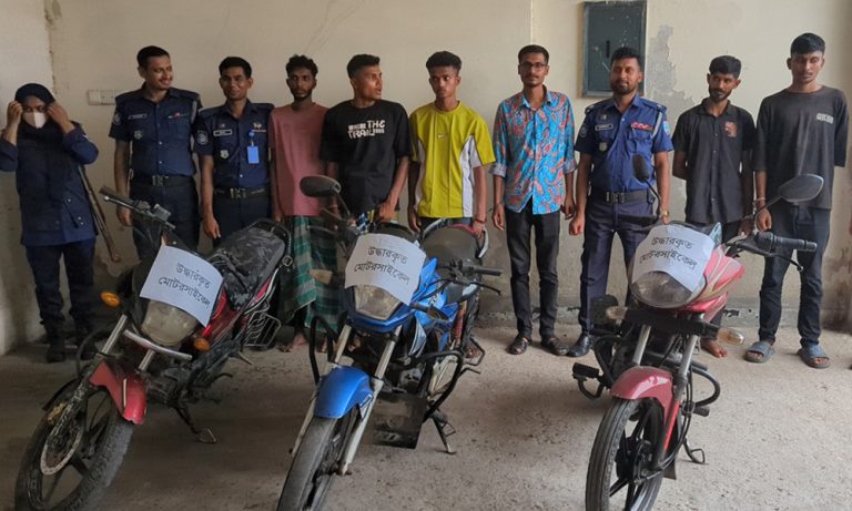 মোংলায় আন্তঃজেলা মোটরসাইকেল চোরচক্রের ৬ সদস্য আটক, উদ্ধার ৪ চোরাই মোটরসাইকেল