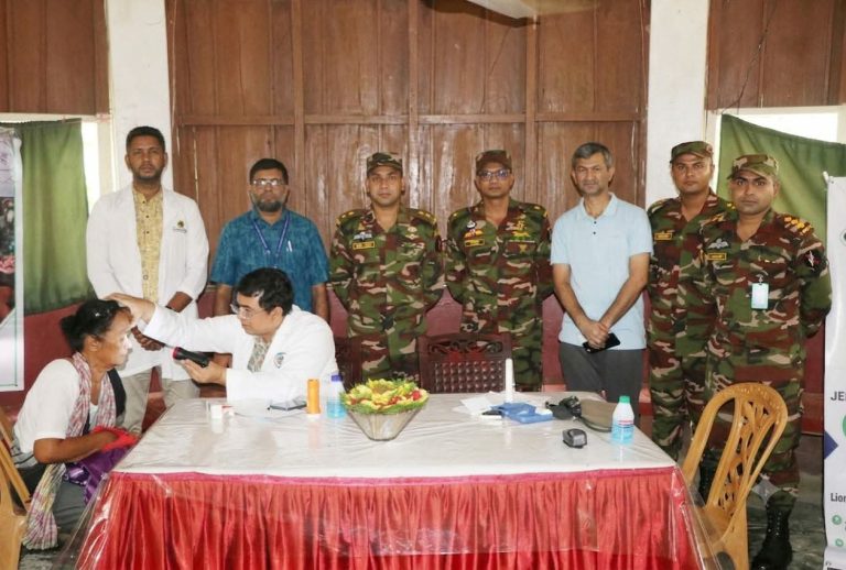 দিঘীনালায় সেনাবাহিনীর উদ্যোগে বিনামূল্যে চক্ষু চিকিৎসা ও মানবিক সহায়তা প্রদান