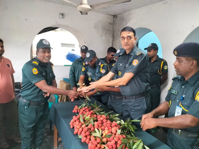 মধুমাসের আনন্দ ভাগাভাগি: নীলফামারী জেলা কারাগারে বন্দীদের মাঝে আম-লিচু-কাঁঠাল বিতরণ