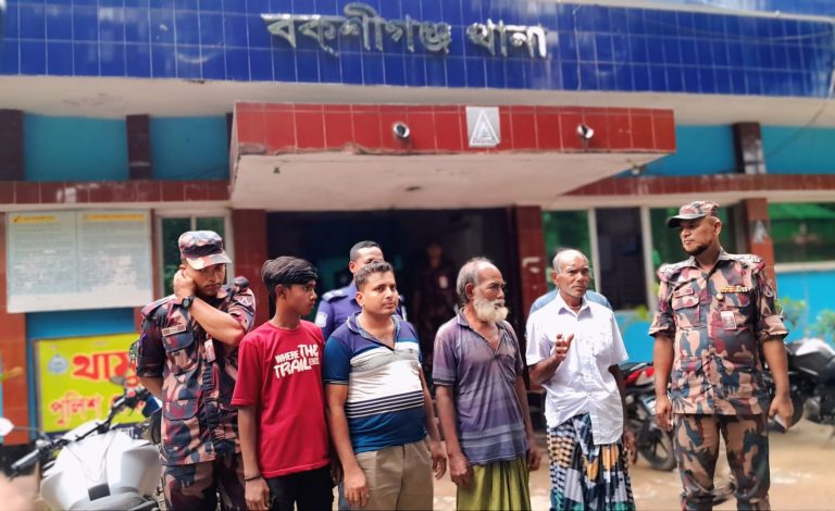 কামালপুর সীমান্তে উদ্ধার বৃদ্ধ ষষ্টি চন্দ্র বর্মন পরিবারের কাছে হস্তান্তর