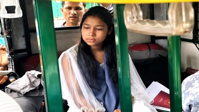 ফুলবাড়ীতে ২ কেজি গাঁজাসহ কিশোরী ও যুবক আটক