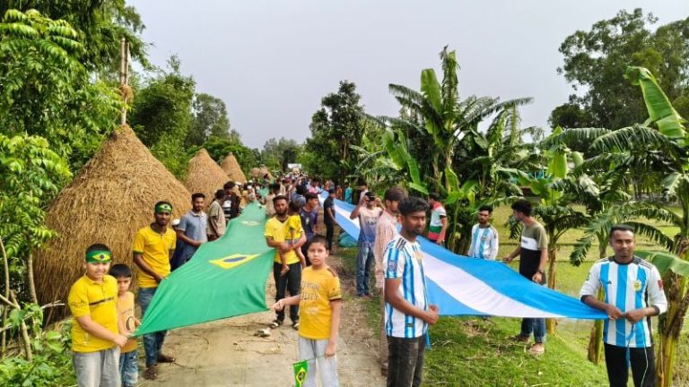 চিলমারীতে ফুটবল উন্মাদনা, আর্জেন্টিনা–ব্রাজিল সমর্থকদের ২০০ ও ৩০০ হাত দীর্ঘ পতাকা