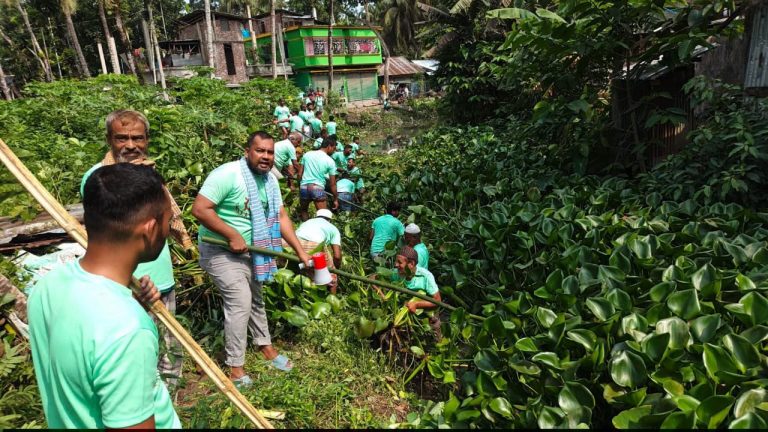 স্বেচ্ছাশ্রমে রাজাপুরে ৪ কিলোমিটার দীর্ঘ কবিরাজবাড়ি খাল পরিষ্কার কার্যক্রম শুরু