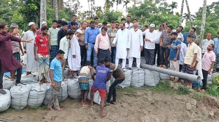 রাজাপুরে বিষখালী নদীর ভাঙন রোধে জিও ব্যাগ ফেলা কার্যক্রমের উদ্বোধন