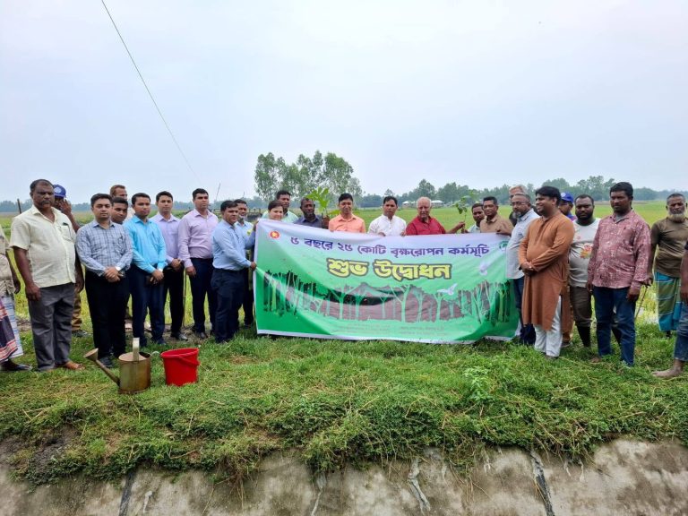 নীলফামারীতে বৃক্ষরোপণ কর্মসূচির উদ্বোধন, পরিবেশ সুরক্ষায় সবাইকে এগিয়ে আসার আহ্বান