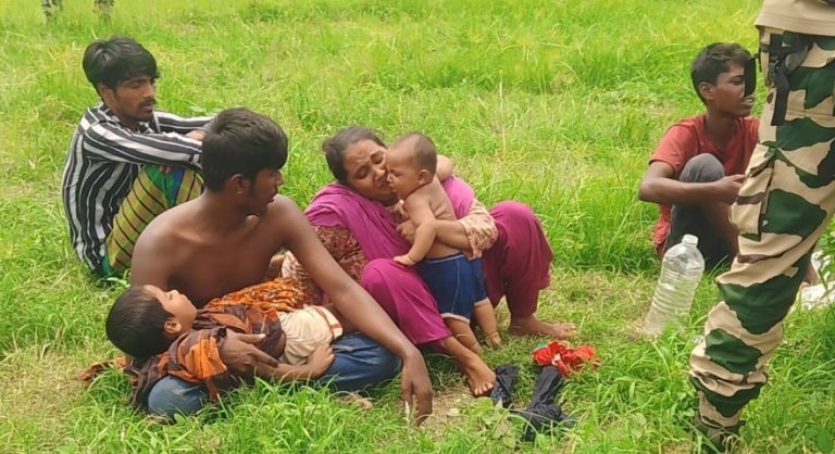 রৌমারী সীমান্তে ৩৬ ঘণ্টা ধরে শূন্যরেখায় নারী-শিশুসহ ৯ জন, মেলেনি সমাধান