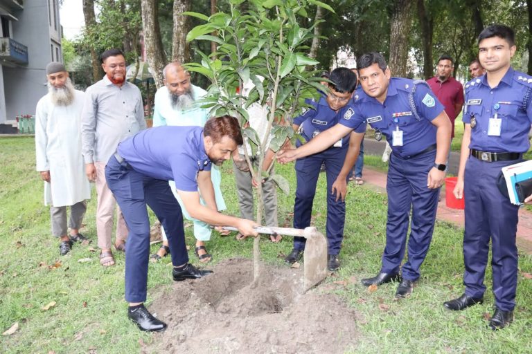 নীলফামারী পুলিশ লাইন্সে বৃক্ষরোপণ কর্মসূচি অনুষ্ঠিত