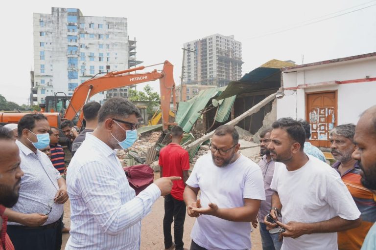 মাসকান্দা বাসস্ট্যান্ডে ৫০টির বেশি অবৈধ স্থাপনা উচ্ছেদ, ৬ ঘণ্টার অভিযান চালালো সিটি কর্পোরেশন