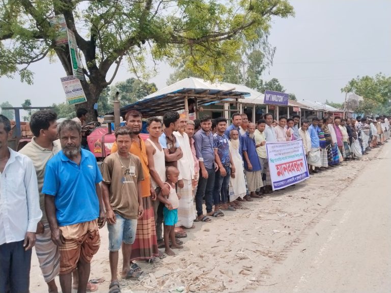 যাদুরহাট বাজারে চুরির ঘটনার সুষ্ঠু তদন্ত ও দোষীদের গ্রেপ্তারের দাবিতে মানববন্ধন