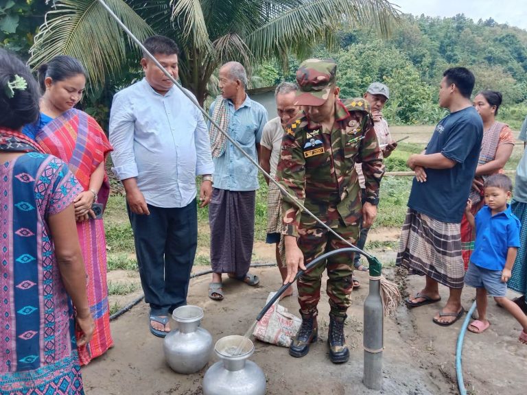 দীঘিনালার দুর্গম পাহাড়ি এলাকায় সেনাবাহিনীর উদ্যোগে গভীর নলকূপ স্থাপন, উপকৃত ১০৫ পরিবার