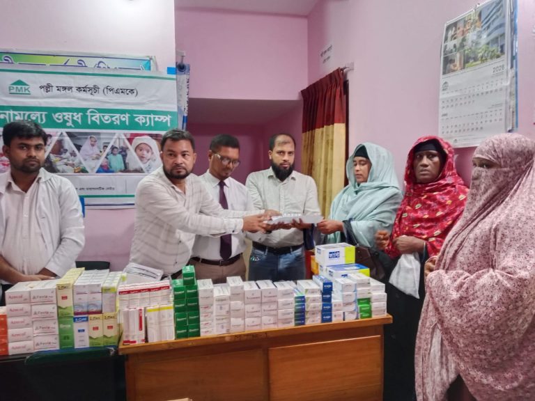 মিরসরাইয়ে পল্লী মঙ্গল কর্মসূচির উদ্যোগে দিনব্যাপী ফ্রি মেডিকেল ক্যাম্প, সেবা নিলেন শতাধিক মানুষ