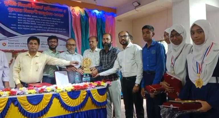 মিরসরাইয়ে দুদকের দুর্নীতিবিরোধী বিতর্ক প্রতিযোগিতা, চ্যাম্পিয়ন মারুফ উচ্চ বিদ্যালয়