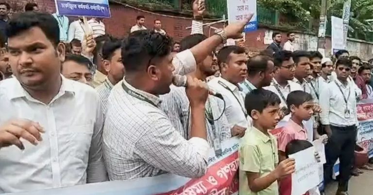 চট্টগ্রামে ইসলামী ধারার পাঁচ ব্যাংকের ভুক্তভোগীদের মানববন্ধন, চাকরি পুনর্বহালসহ ১০ দফা দাবি