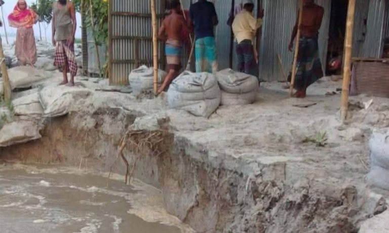 কুড়িগ্রামে ভয়াবহ নদীভাঙন, দুই দিনে বিলীন ৩ বসতভিটা: ঝুঁকিতে শতাধিক পরিবার