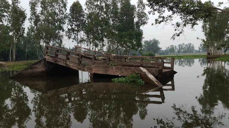 এক যুগ ধরে ভাঙা সেতুর দুর্ভোগে উলিপুরের ১০ গ্রামের ২০ হাজার মানুষ