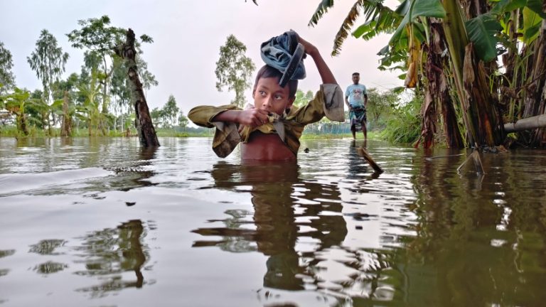 কুড়িগ্রামে পানি কমলেও কাটেনি দুর্ভোগ, পানিবন্দি প্রায় ১০ হাজার মানুষ
