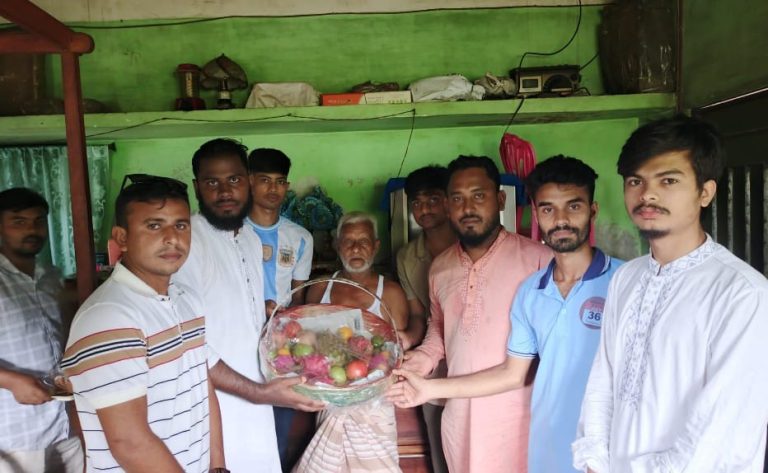 শহীদ রায়হানের পরিবারে বৈষম্যবিরোধী ছাত্র আন্দোলনের নেতারা, ছেলেকে স্মরণ করে আবেগাপ্লুত বাবা
