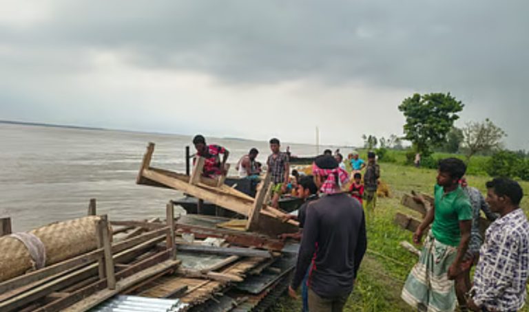 দুই দফা নদীভাঙনে নিঃস্ব মিনারার পরিবার, খোলা আকাশের নিচে ৭০ পরিবার