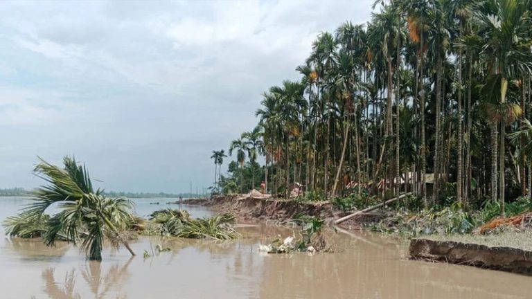কুড়িগ্রামে বন্যার পানি কমতেই দুধকুমারে ভয়াবহ ভাঙন, এক সপ্তাহে নদীগর্ভে ২০টির বেশি বাড়ি
