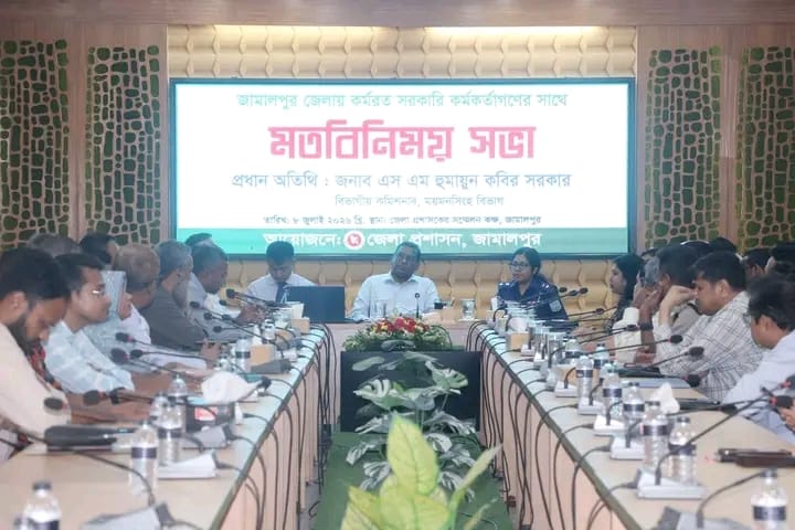 জামালপুর সফরে বিভাগীয় কমিশনার, সরকারি কর্মকর্তাদের সঙ্গে মতবিনিময়