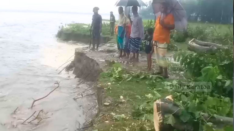 তিস্তার ভাঙন দেখতে গিয়ে হৃদরোগে বাবার মৃত্যু, কুড়িগ্রামে নদীগর্ভে বিলীন হচ্ছে ঘরবাড়ি