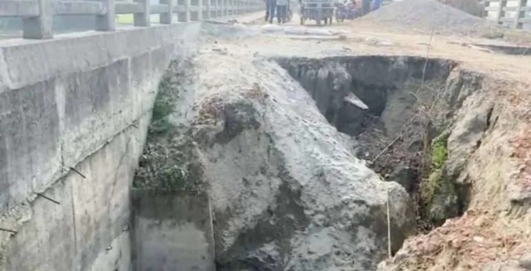 রৌমারীতে কাশিয়াবাড়ী সেতুর সংযোগ সড়ক ধসে জনদুর্ভোগ, দুর্ঘটনার শঙ্কা