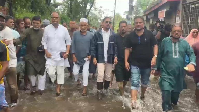 রেকর্ড বৃষ্টিতে ক্ষতিগ্রস্তদের পাশে চসিক মেয়র, হাজারো মানুষের মাঝে ত্রাণ বিতরণ
