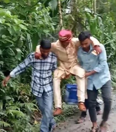 কাদামাখা রাস্তায় আটকে বরযাত্রী, কাঁধে চড়ে বিয়ের আসরে গেলেন বর