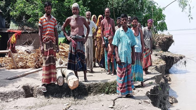 তিস্তার ভাঙনে দিশেহারা রাজারহাটের মানুষ, বিলীন হচ্ছে ঘরবাড়ি-ফসলি জমি
