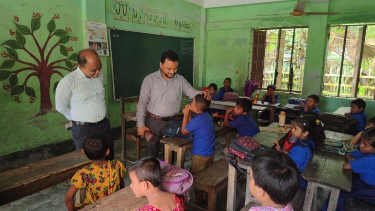 আটখালি সরকারি প্রাথমিক বিদ্যালয় পরিদর্শনে গলাচিপা ইউএনও
