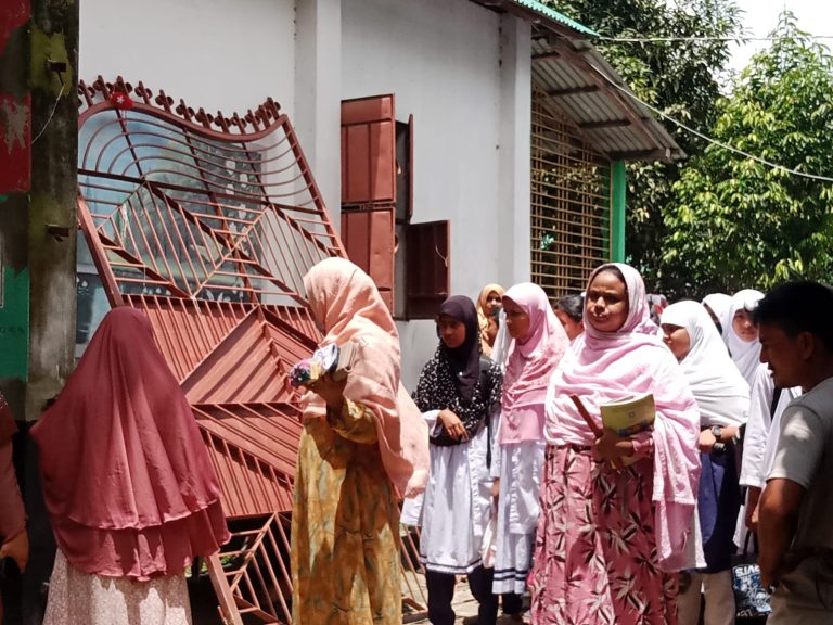 ডিমলা পাবলিক স্কুলের গেট ভেঙে দুই শিক্ষার্থী গুরুতর আহত