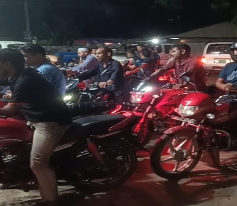 ডিমলায় জ্বালানি তেলের গুজবে ফিলিং স্টেশনে ভিড়, সংকট নেই: প্রশাসন