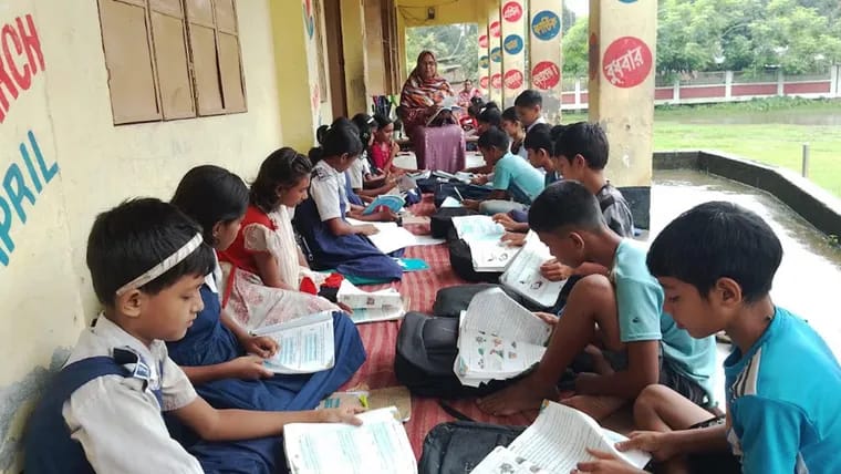উলিপুরে ঝুঁকিপূর্ণ স্কুল ভবন: খোলা বারান্দায় চলছে শিক্ষার্থীদের পাঠদান