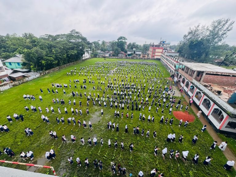 বেতাগীতে শিক্ষার্থীদের মাঝে ২ হাজার ৮০০ ফলজ গাছের চারা বিতরণ